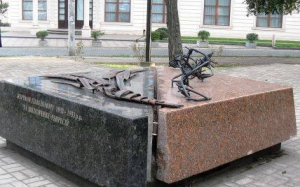 МКІП засуджує знищення російськими окупантами пам’ятника Жертвам Голодомору в тимчасово окупованому Маріуполі