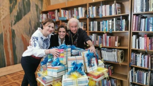 Національній бібліотеці України для дітей передали літературний спадок відомої британської дитячої письменниці Ширлі Х’юз
