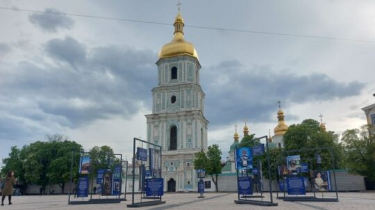 На Софійській площі столиці відкрилась виставка про допомогу ЄС Україні під час війни