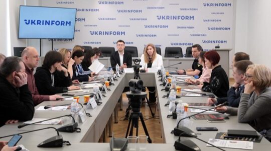 Представники влади, медіа та громадських організацій обговорили стан свободи слова в Україні в умовах агресії рф