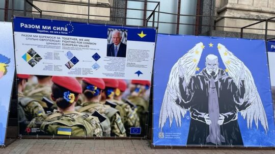 До Дня Європи на Хрещатику відкрилась виставка, яка розвінчує міфи про відносини ЄС та України