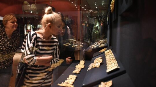«MIRAS. Спадщина»: у Скарбниці Національного музею історії України діє виставка про живі традиції кримськотатарської культури