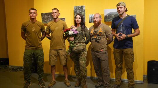 В Києві відкрилась виставка світлин з Бахмуту «В сталевих грозах» 