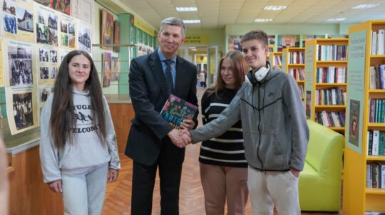 On the eve of the All-Ukrainian Library Day, the Acting Minister of Culture and Information Policy, Rostyslav Karandieiev, visited libraries in the occupied town of Irpin