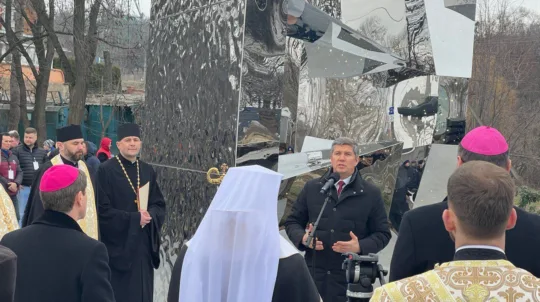 До другої річниці вторгнення рф в Україну на Київщині відкрили меморіал «Хрест Героїв»