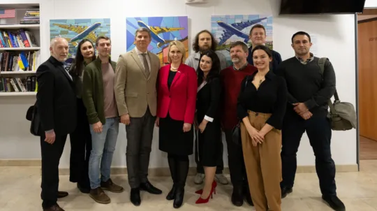 До другої річниці повномасштабного вторгнення рф в Україну Американський дім презентував роботи сучасних митців про війну