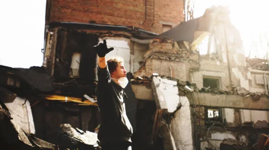 У Києві небайдужі влаштували велике прибирання біля зруйнованого внаслідок обстрілу рф корпусу Академії Бойчука