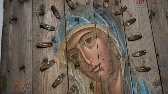 У Великій лаврській дзвіниці Києво-Печерської лаври відкрилась виставка Богородичних ікон на ящиках з-під набоїв 