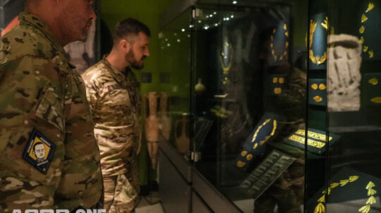 Першими відвідувачами виставки «Скарби Криму. Повернення» стали українські захисники та захисниці